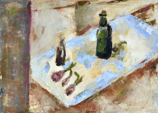 Flaschen und Zwiebeln auf blauem Tuch